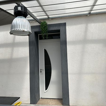 Aux 3 Domaines T2 Avec Terrasse Apartment Hyeres Luaran gambar