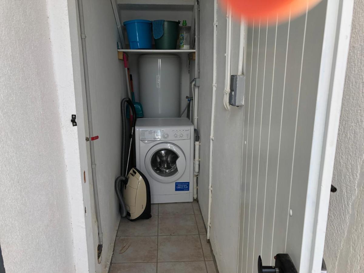 Aux 3 Domaines T2 Avec Terrasse Apartment Hyeres Luaran gambar