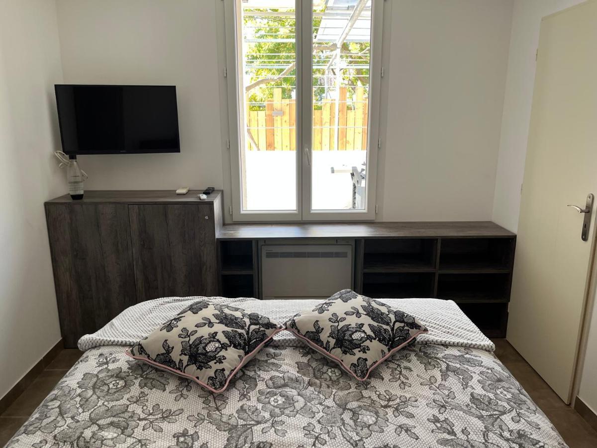 Aux 3 Domaines T2 Avec Terrasse Apartment Hyeres Luaran gambar