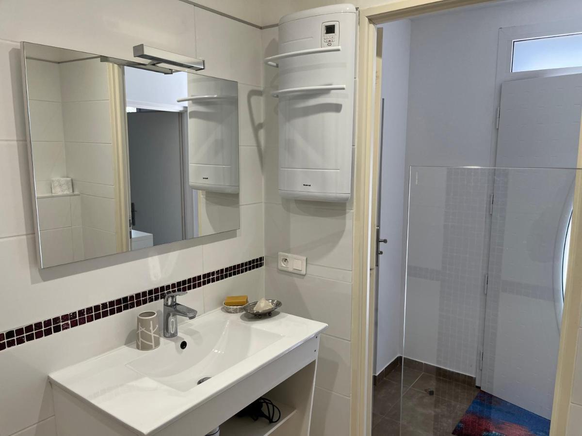 Aux 3 Domaines T2 Avec Terrasse Apartment Hyeres Luaran gambar
