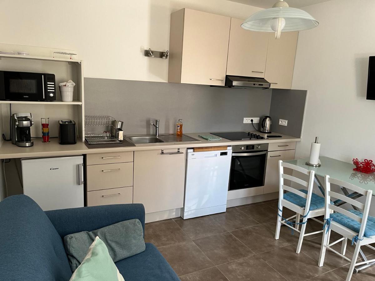 Aux 3 Domaines T2 Avec Terrasse Apartment Hyeres Luaran gambar