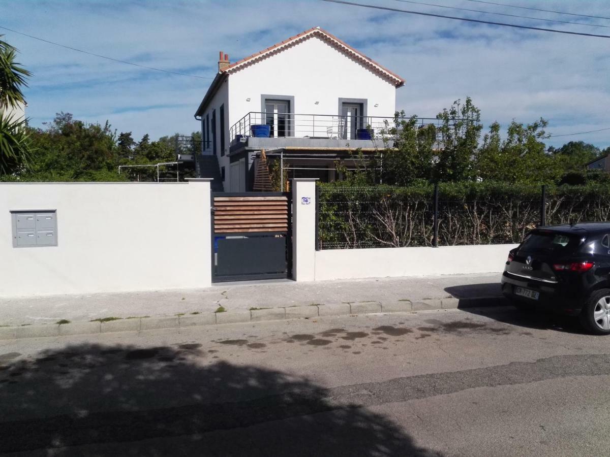 Aux 3 Domaines T2 Avec Terrasse Apartment Hyeres Luaran gambar